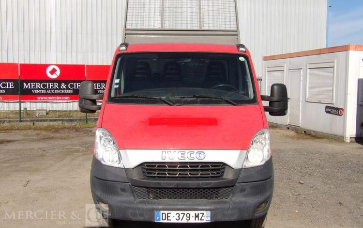 IVECO 35C13 BENNE AVEC COFFRE ACIER DIESEL – 144336 KMS – ANNEE 2014 ROUGE DE-379-MZ