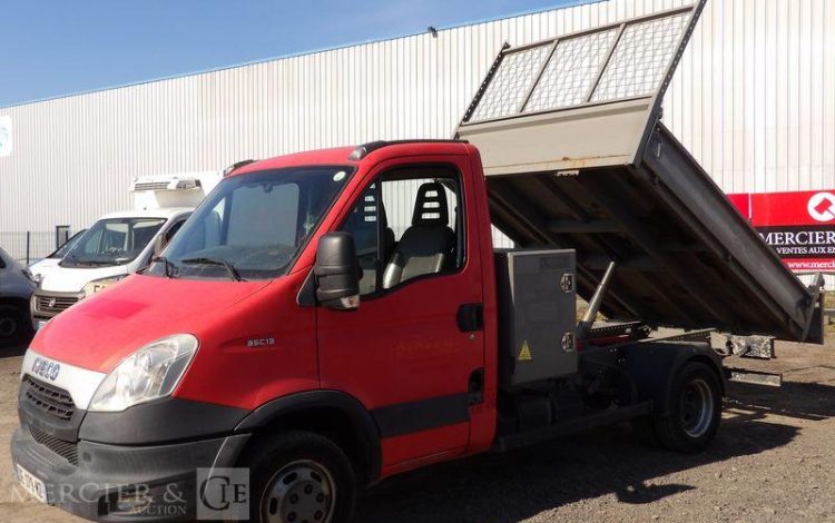 IVECO 35C13 BENNE AVEC COFFRE ACIER DIESEL – 144336 KMS – ANNEE 2014 ROUGE DE-379-MZ