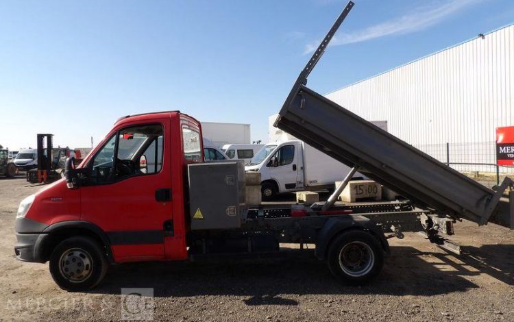 IVECO 35C13 BENNE AVEC COFFRE ACIER DIESEL – 144336 KMS – ANNEE 2014 ROUGE DE-379-MZ