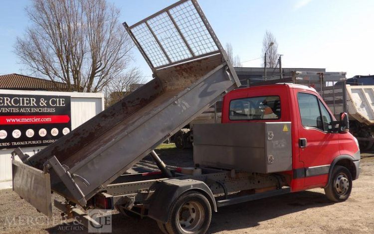 IVECO 35C13 BENNE AVEC COFFRE ACIER DIESEL – 144336 KMS – ANNEE 2014 ROUGE DE-379-MZ