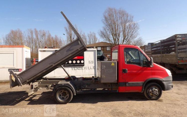 IVECO 35C13 BENNE AVEC COFFRE ACIER DIESEL – 144336 KMS – ANNEE 2014 ROUGE DE-379-MZ