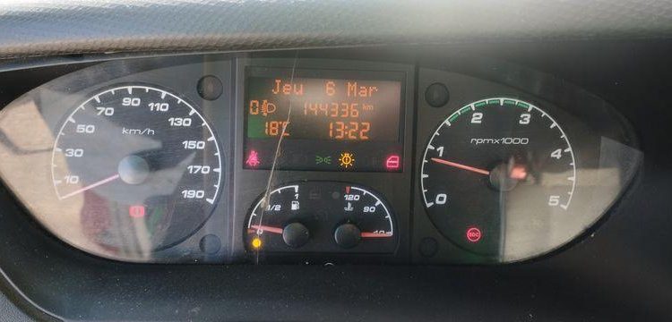 IVECO 35C13 BENNE AVEC COFFRE ACIER DIESEL – 144336 KMS – ANNEE 2014 ROUGE DE-379-MZ