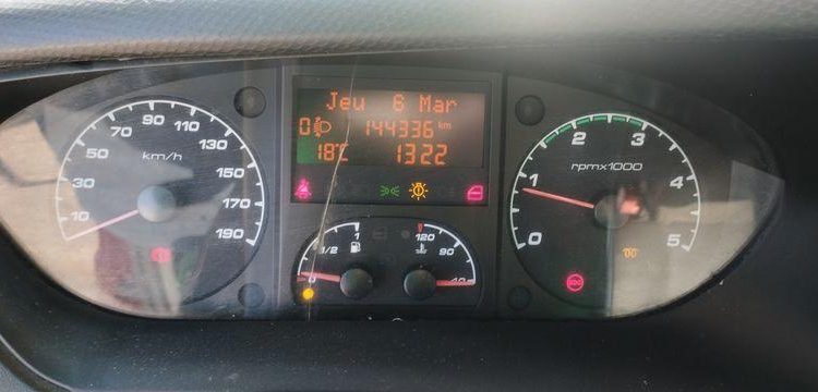 IVECO 35C13 BENNE AVEC COFFRE ACIER DIESEL – 144336 KMS – ANNEE 2014 ROUGE DE-379-MZ