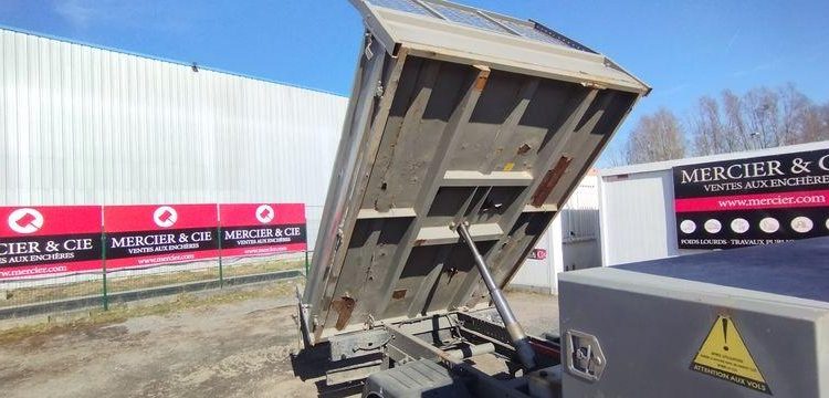 IVECO 35C13 BENNE AVEC COFFRE ACIER DIESEL – 144336 KMS – ANNEE 2014 ROUGE DE-379-MZ