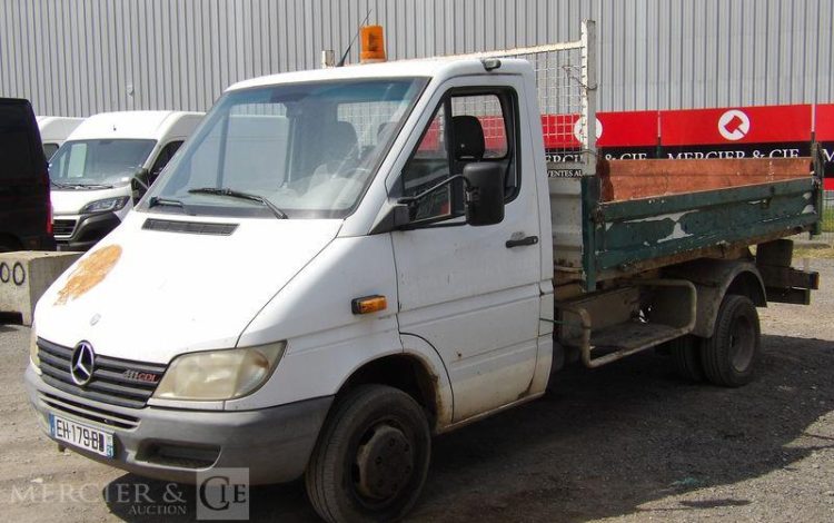 MERCEDES SPRINTER 411 CDI 2,2 D CHASSIS CABINE LONG 109 CV AVEC BENNE – 227626 KMS BLANC EH-179-BD
