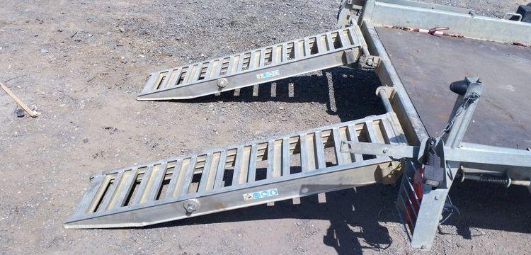 HUBIERE REMORQUE 3T5  EJ-117-CE