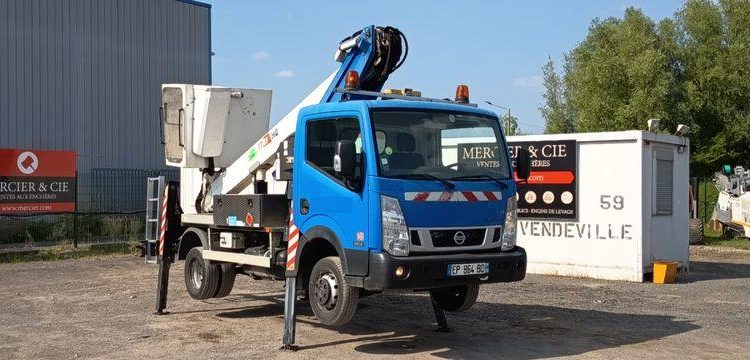 NISSAN NT400 AVEC NACELLE COMET ESF17 16M  EP-864-BD