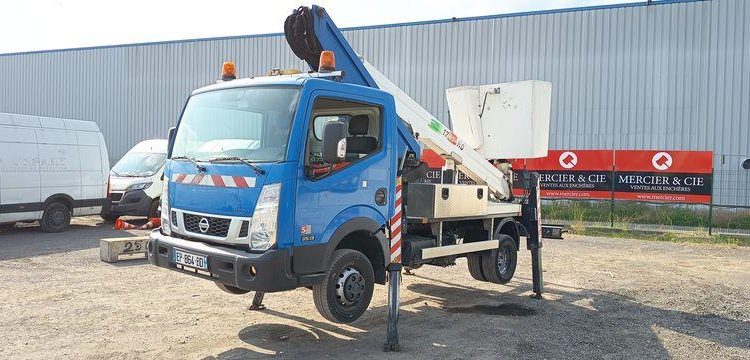 NISSAN NT400 AVEC NACELLE COMET ESF17 16M  EP-864-BD