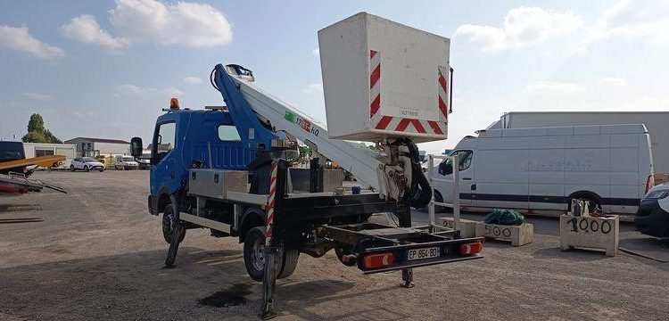 NISSAN NT400 AVEC NACELLE COMET ESF17 16M  EP-864-BD