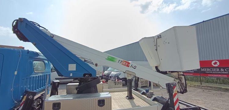 NISSAN NT400 AVEC NACELLE COMET ESF17 16M  EP-864-BD