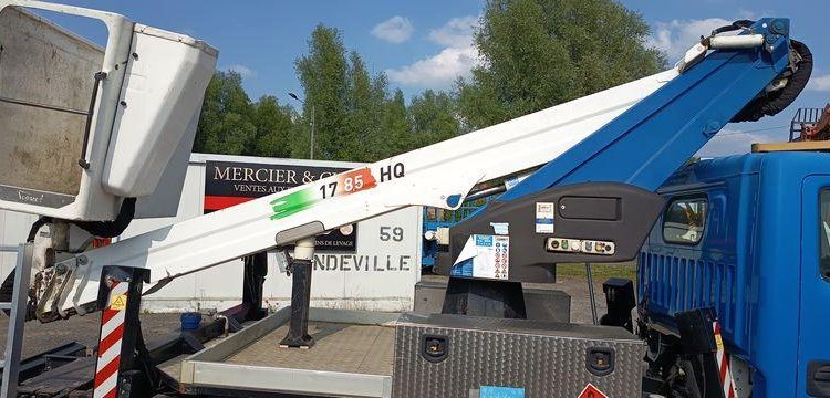 NISSAN NT400 AVEC NACELLE COMET ESF17 16M  EP-864-BD