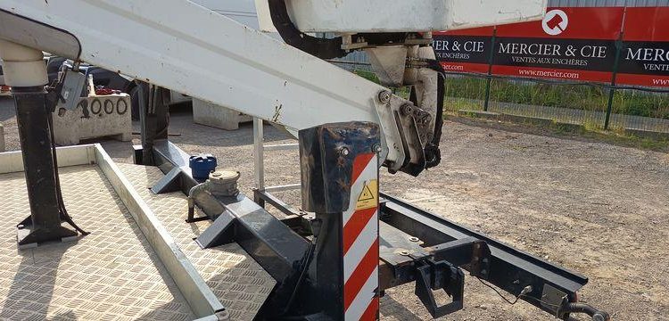 NISSAN NT400 AVEC NACELLE COMET ESF17 16M  EP-864-BD