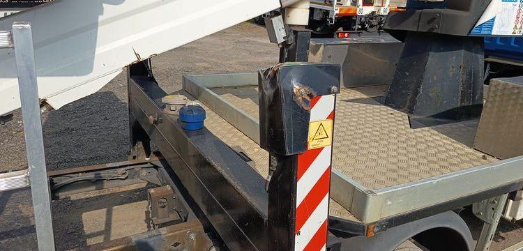 NISSAN NT400 AVEC NACELLE COMET ESF17 16M  EP-864-BD