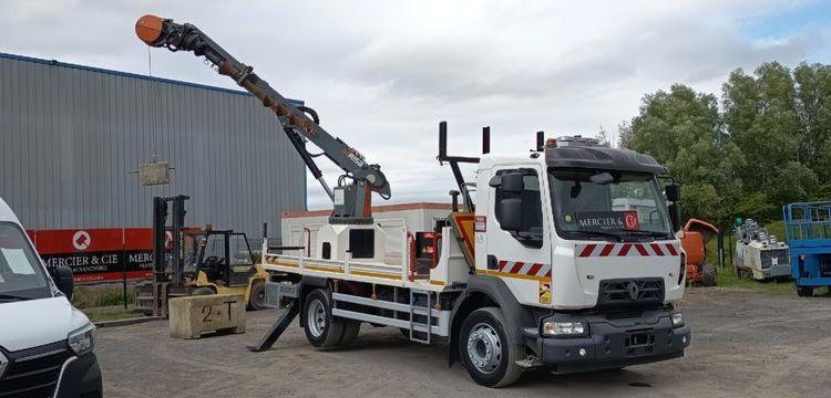 RENAULT D 240 DTI 5 AVEC FOREUSE RISA G2T – DIESEL – PTAC 13T – 97048 KMS – ANNEE 2019 BLANC FH-380-YS