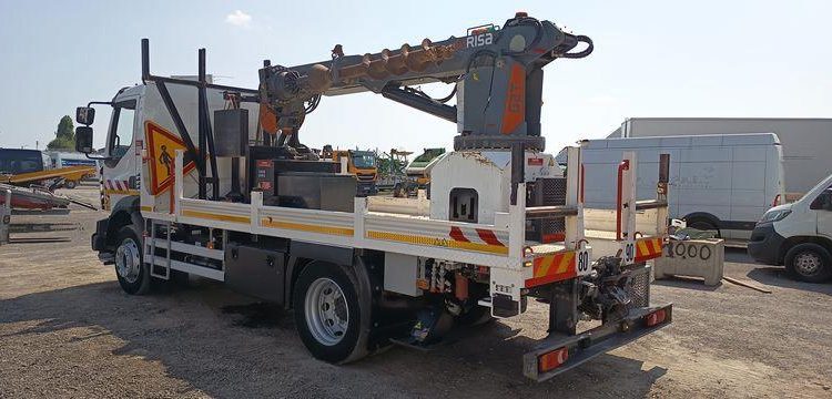 RENAULT D 240 DTI 5 AVEC FOREUSE RISA G2T – DIESEL – PTAC 13T – 97048 KMS – ANNEE 2019 BLANC FH-380-YS