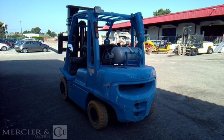 NISSAN CHARIOT MAT FRONTAL UD02A25PQ – 2.5T – 422H – AN2006 BLEU 7339
