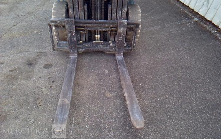 NISSAN CHARIOT MAT FRONTAL UD02A25PQ – 2.5T – 2645H – AN2007 BLEU 8991