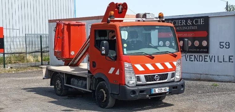 NISSAN CABSTAR  AVEC NACELLE TOPY11 FRANCE ELEVATEUR 12M – DIESEL – 1501 HEURES – ROUGE DL-099-HA