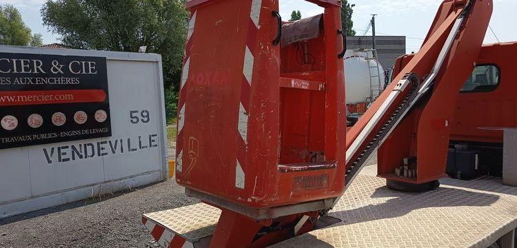 NISSAN CABSTAR  AVEC NACELLE TOPY11 FRANCE ELEVATEUR 12M – DIESEL – 1501 HEURES – ROUGE DL-099-HA