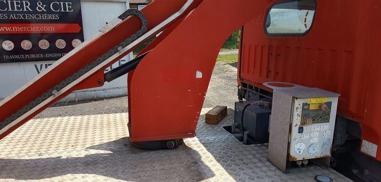 NISSAN CABSTAR  AVEC NACELLE TOPY11 FRANCE ELEVATEUR 12M – DIESEL – 1501 HEURES – ROUGE DL-099-HA