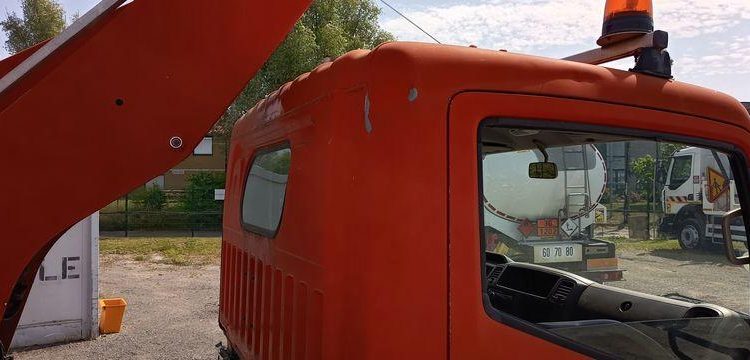 NISSAN CABSTAR  AVEC NACELLE TOPY11 FRANCE ELEVATEUR 12M – DIESEL – 1501 HEURES – ROUGE DL-099-HA