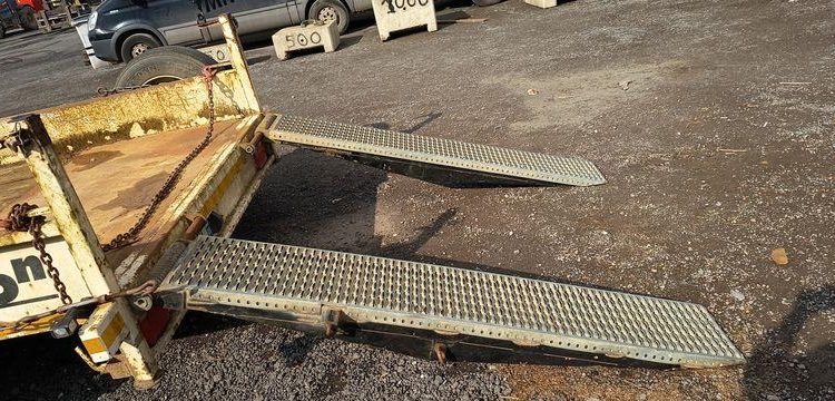 GOURDON REMORQUE PORTE ENGIN PE6000 2 ESSIEUX – PTAC : 6 TONNES – ANNEE 2015  DP-238-CL