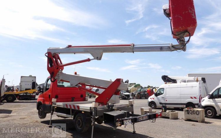 MULTITEL DAILY  AVEC NACELLE MULTITEL MX170 –  17 M -DIESEL –  4217 HEURES – 80787 KMS – ROUGE DZ-851-XJ