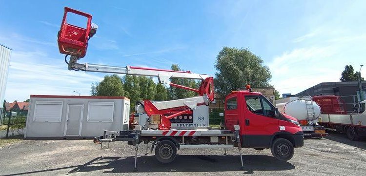 MULTITEL DAILY  AVEC NACELLE MULTITEL MX170 –  17 M -DIESEL –  4217 HEURES – 80787 KMS – ROUGE DZ-851-XJ