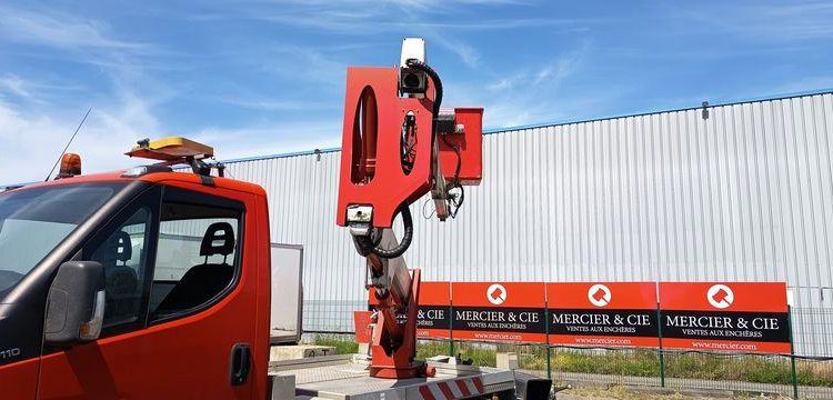 MULTITEL DAILY  AVEC NACELLE MULTITEL MX170 –  17 M -DIESEL –  4217 HEURES – 80787 KMS – ROUGE DZ-851-XJ