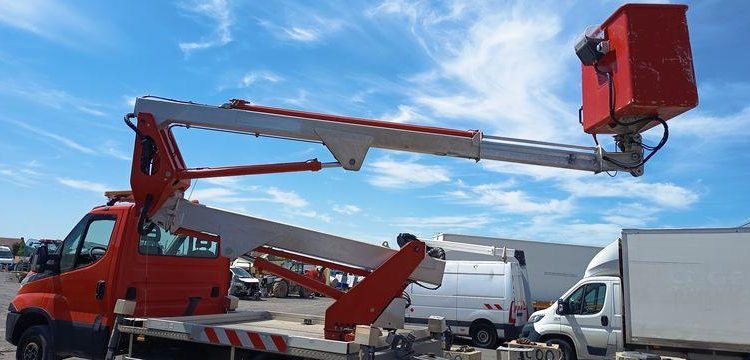 MULTITEL DAILY  AVEC NACELLE MULTITEL MX170 –  17 M -DIESEL –  4217 HEURES – 80787 KMS – ROUGE DZ-851-XJ