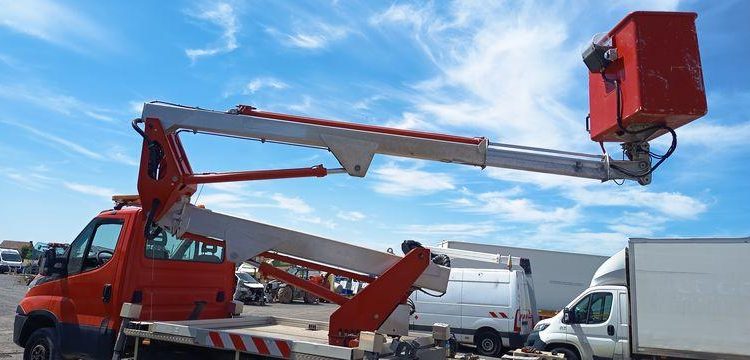 MULTITEL DAILY  AVEC NACELLE MULTITEL MX170 –  17 M -DIESEL –  4217 HEURES – 80787 KMS – ROUGE DZ-851-XJ