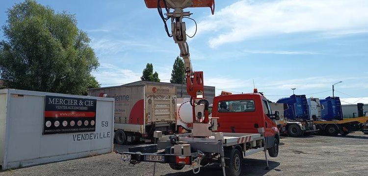 MULTITEL DAILY  AVEC NACELLE MULTITEL MX170 –  17 M -DIESEL –  4217 HEURES – 80787 KMS – ROUGE DZ-851-XJ