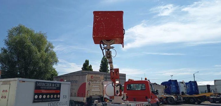 MULTITEL DAILY  AVEC NACELLE MULTITEL MX170 –  17 M -DIESEL –  4217 HEURES – 80787 KMS – ROUGE DZ-851-XJ