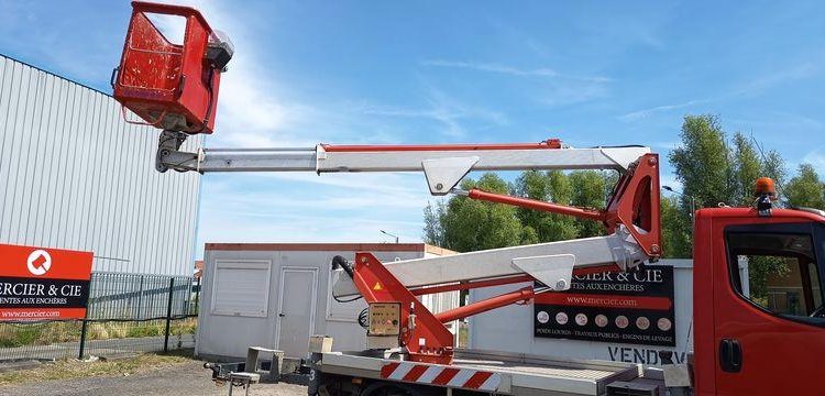 MULTITEL DAILY  AVEC NACELLE MULTITEL MX170 –  17 M -DIESEL –  4217 HEURES – 80787 KMS – ROUGE DZ-851-XJ