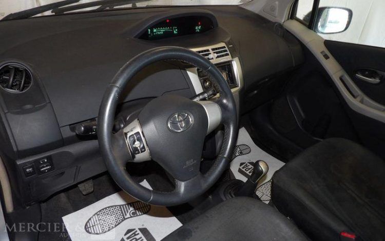 TOYOTA YARIS 1.3 VVTI 85CH NAVIMEDIA GRIS ET-761-HF