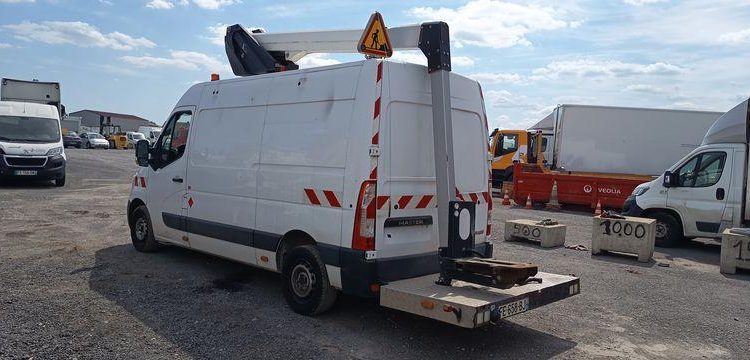 RENAULT MASTER 3 PHASE 2 2,3DCI 16V 130CV AVEC NACELLE KLUBB K26 – 11 M  – 1370 HEURES – BLANC FE-658-BJ