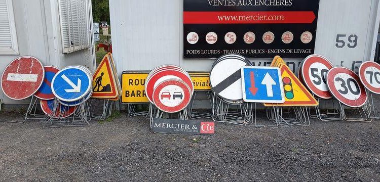 LOT DE PANNEAUX DE SIGNALISATION  PDN49