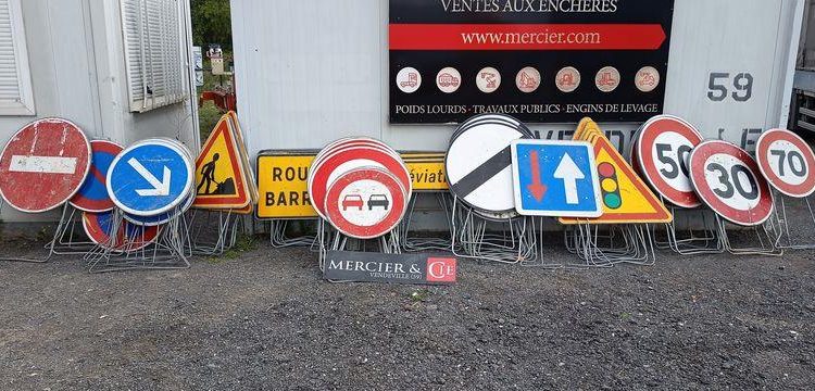 LOT DE PANNEAUX DE SIGNALISATION  PDN49