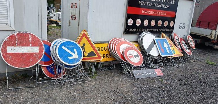 LOT DE PANNEAUX DE SIGNALISATION  PDN49