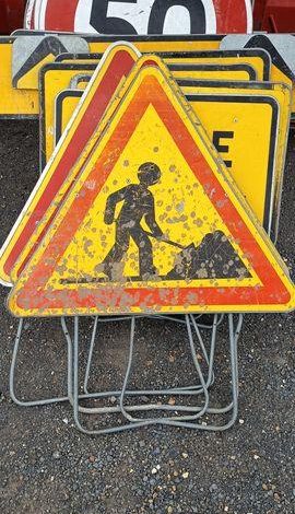 LOT DE PANNEAUX DE SIGNALISATION  PDN49