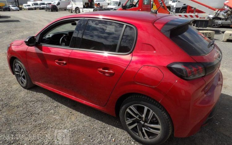 PEUGEOT 208 1,2 PURE TECH – ESSENCE – 16582 KMS ROUGE PZ2M521