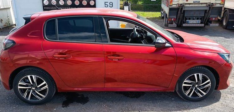 PEUGEOT 208 1,2 PURE TECH – ESSENCE – 16582 KMS ROUGE PZ2M521