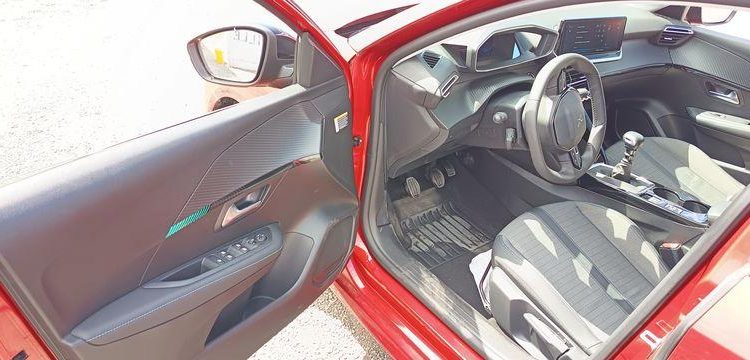 PEUGEOT 208 1,2 PURE TECH – ESSENCE – 16582 KMS ROUGE PZ2M521