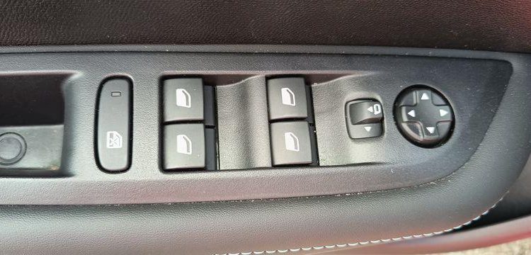 PEUGEOT 208 1,2 PURE TECH – ESSENCE – 16582 KMS ROUGE PZ2M521