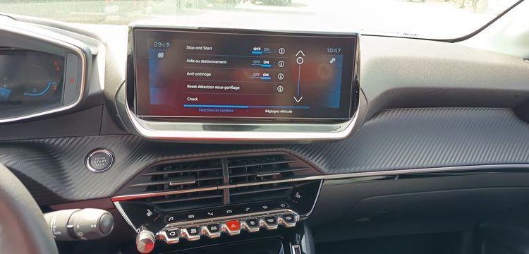 PEUGEOT 208 1,2 PURE TECH – ESSENCE – 16582 KMS ROUGE PZ2M521