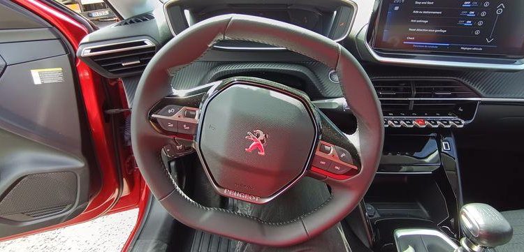 PEUGEOT 208 1,2 PURE TECH – ESSENCE – 16582 KMS ROUGE PZ2M521