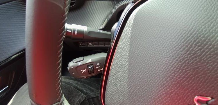 PEUGEOT 208 1,2 PURE TECH – ESSENCE – 16582 KMS ROUGE PZ2M521