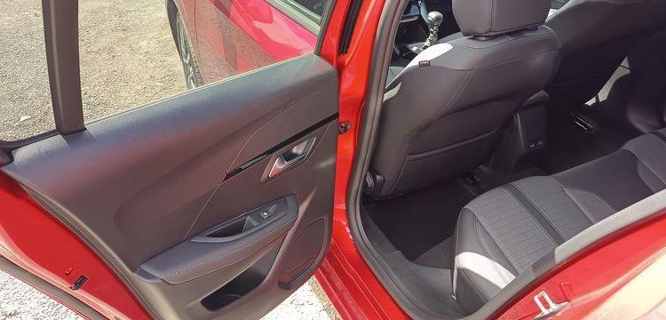 PEUGEOT 208 1,2 PURE TECH – ESSENCE – 16582 KMS ROUGE PZ2M521