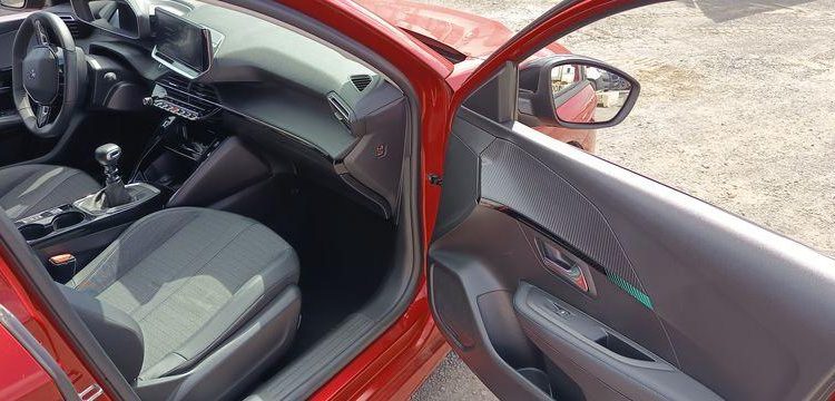 PEUGEOT 208 1,2 PURE TECH – ESSENCE – 16582 KMS ROUGE PZ2M521