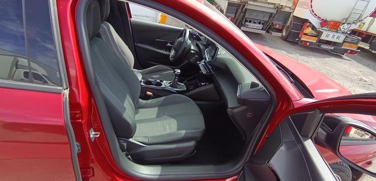 PEUGEOT 208 1,2 PURE TECH – ESSENCE – 16582 KMS ROUGE PZ2M521
